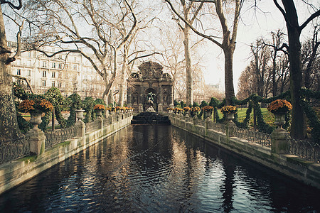 法国巴黎公园里的池塘图片