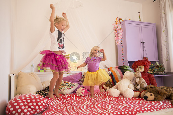 穿着芭蕾舞裙在床上跳舞的女孩图片