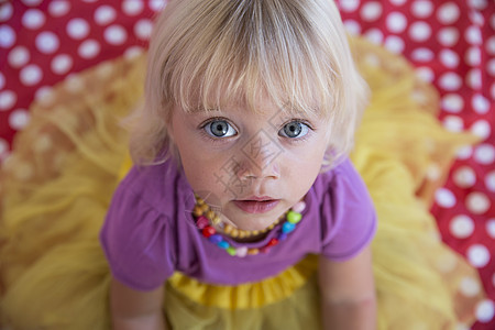 美丽的女人用口红涂嘴唇漂亮的女人脸化妆细节美丽的女孩有完美的皮肤嘴唇指甲修剪高清图片下载 正版图片 摄图网