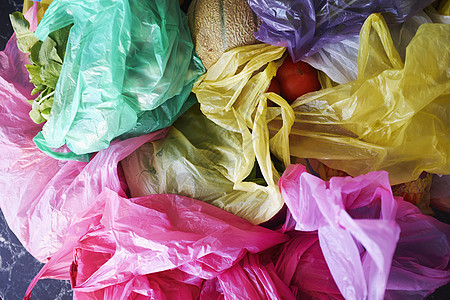 五颜六色的塑料购物袋俯视图背景图片