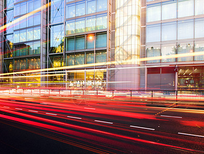 英国伦敦黄昏时的交通灯小道和办公楼图片