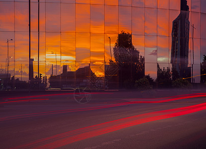 日落时的公路交通灯道和玻璃里的办公楼图片