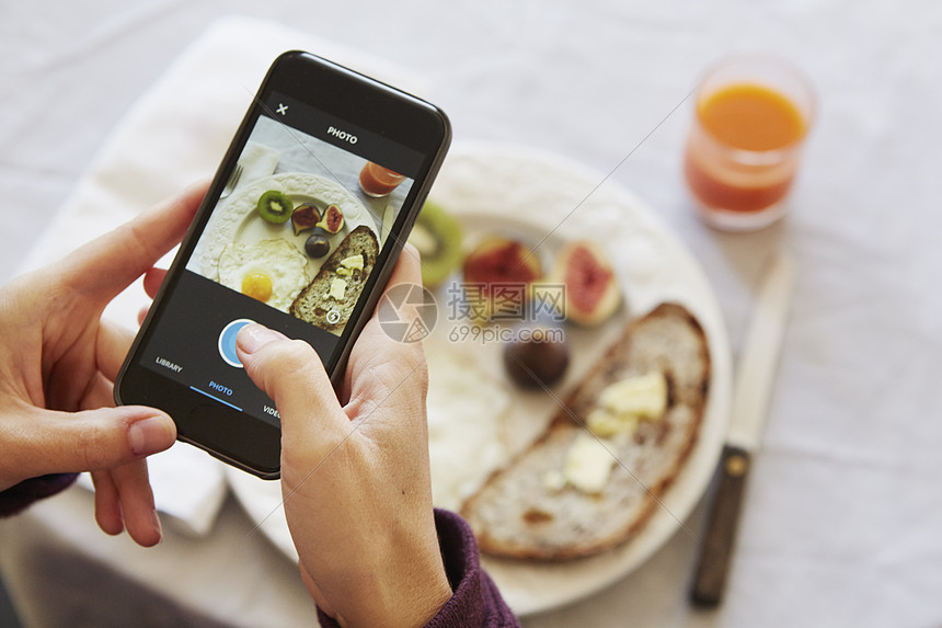 使用智能手机上拍摄早餐图片