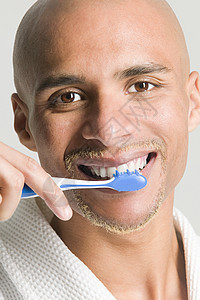 刷牙的人图片