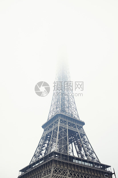 法国巴黎雾中的埃菲尔铁塔图片