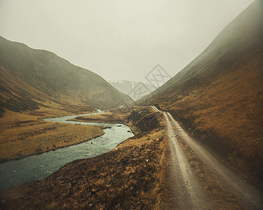 苏格兰萨瑟兰薄雾中的山谷和土路图片
