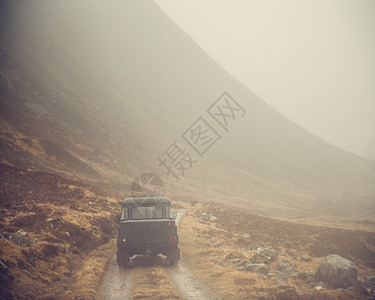 苏格兰萨瑟兰山谷雾中汽车背影图片