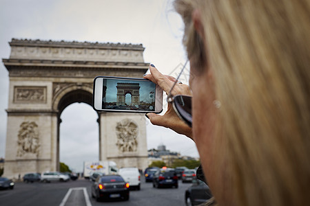 游客拍照留念法国巴黎凯旋门图片