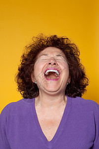 中年白人女性大笑背景图片