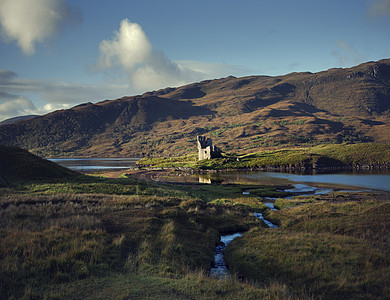 苏格兰萨瑟兰湖山附近的阿尔德夫雷克城堡图片