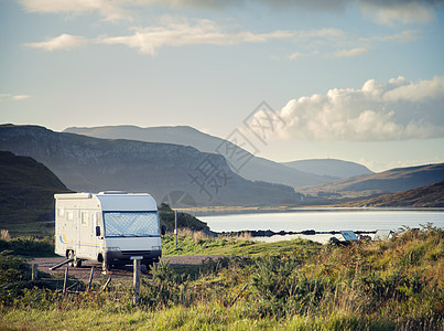 露营车停在苏格兰乌拉坡湖旁边图片