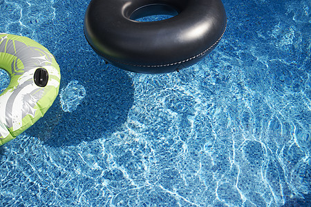 日光游泳池的两个橡皮圈高清图片