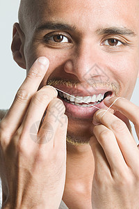 用牙线剔牙的人图片
