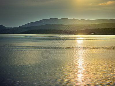 苏格兰高地日落时海边的景色图片