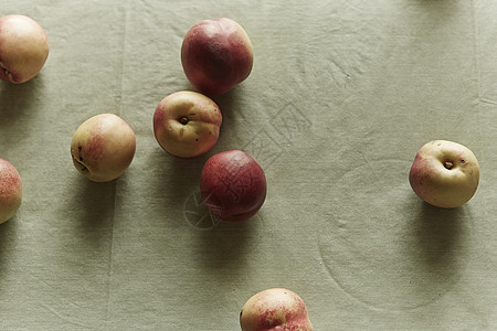 桌布上的新鲜苹果图片