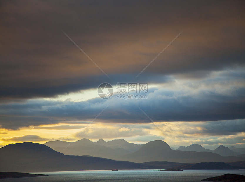 英国苏格兰西北高地湖上空的风暴云图片
