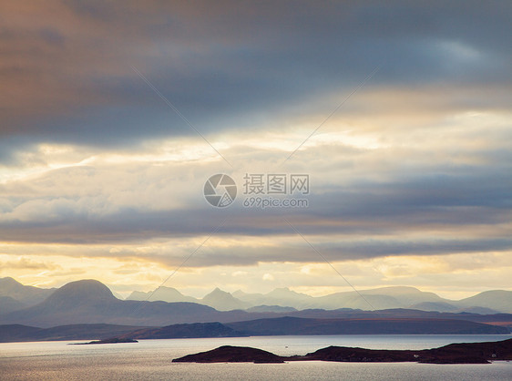 英国苏格兰西北高地山脉上空的巨大风暴云图片