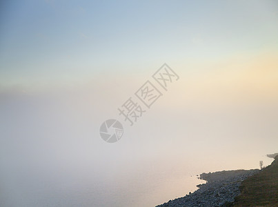海雾扫过苏格兰亚辛特的一个海湾图片