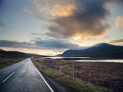 英国苏格兰西北高地阿森特日落时的乡村湖路景色图片