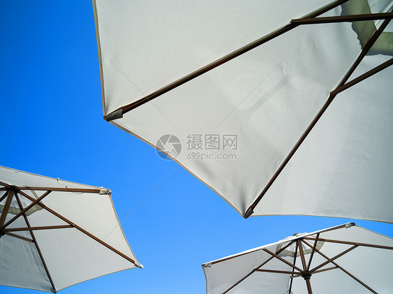 阳伞和蓝天的低角度视图图片