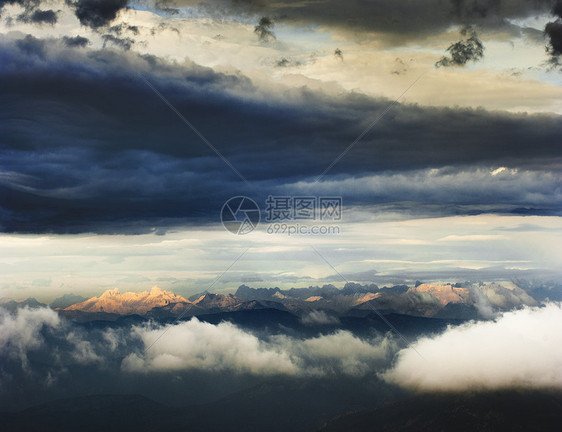 法国普罗旺斯，暴风雨的天空和法国阿尔卑斯山的景色图片