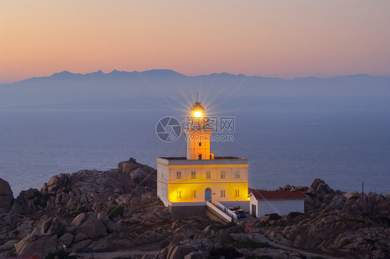 意大利撒丁岛黄昏时分卡波泰斯塔的灯塔图片