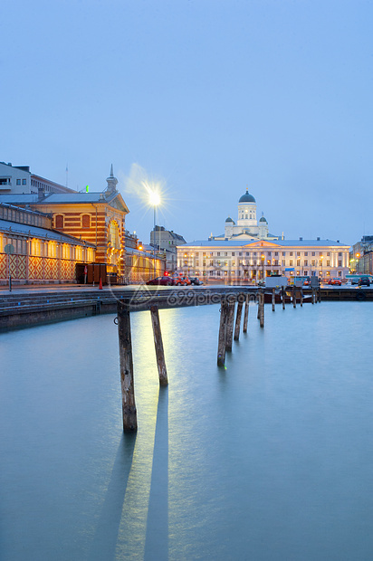 芬兰赫尔辛基海滨和夜间泛光照明建筑图片