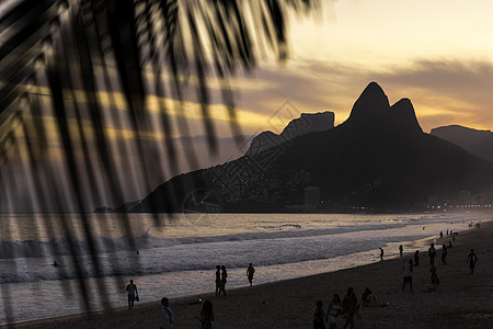 巴西里约热内卢日落时的伊帕内玛海滩和莫罗·多伊斯·伊尔茅斯景色图片