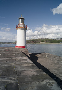 英国坎布里亚白港灯塔与海防图片