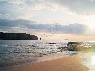 苏格兰海滩日落苏格兰西北高地愤怒角偏远的桑德伍德湾背景