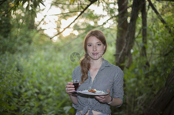 花园派对上的女人图片