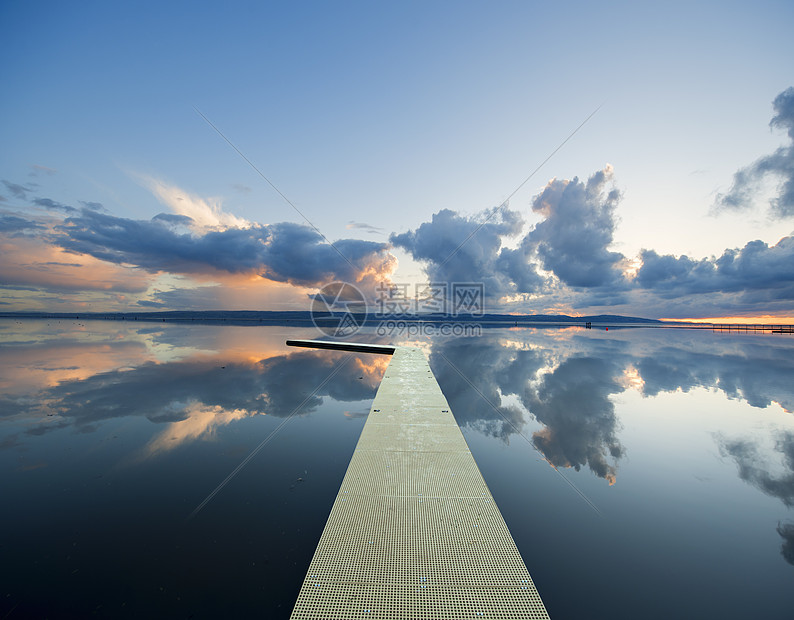 英国西柯比浮筒湖的思考图片