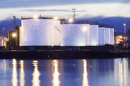 正负形苏格兰阿伯丁港石油或天然气储罐背景