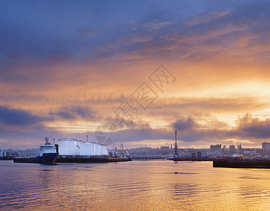 苏格兰阿伯丁港石油或天然气储罐高清图片