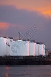 苏格兰阿伯丁港石油或天然气储罐高清图片