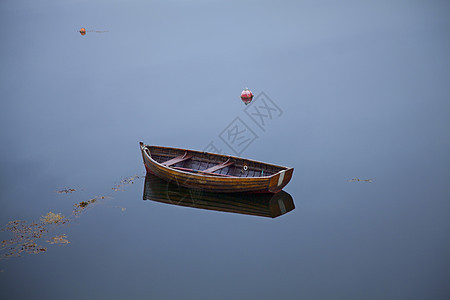 苏格兰高地海上的孤舟图片