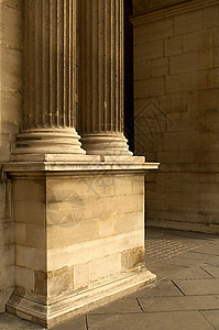 卢浮宫庭院的柱子图片