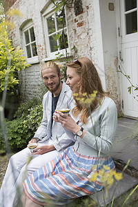 在花园里放松的夫妇图片