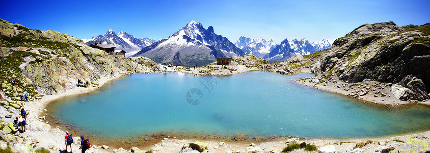 法国夏蒙尼，白朗湖和白雪皑皑的山脉全景图片