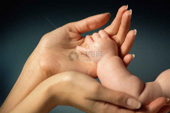 成年人握着婴儿的手图片