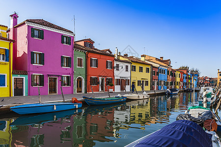 意大利布亚诺运河滨水区的彩色房屋和船只图片