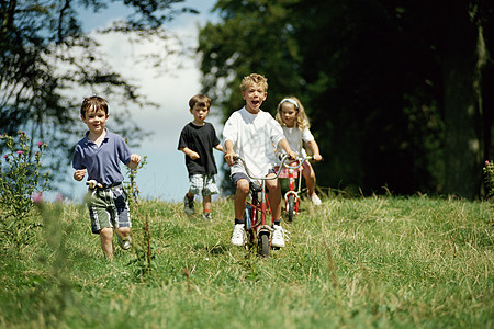 骑牛的男孩儿童一起在野外玩背景