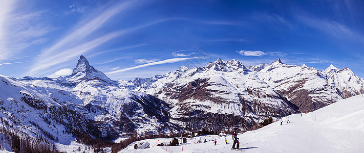 瑞士泽马特滑雪场和滑雪者全景图图片