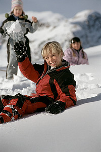 孩子们在雪地里玩耍图片