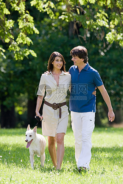 夫妻带着狗外出散步图片