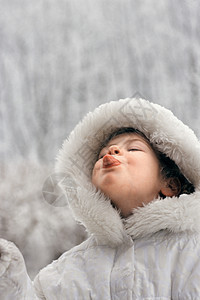 舌头上沾雪的女孩背景图片