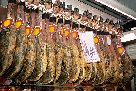 巴塞罗那拉博奎利亚市场的火腿图片