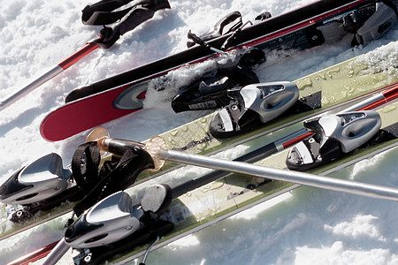 滑雪板和滑雪杆背景图片