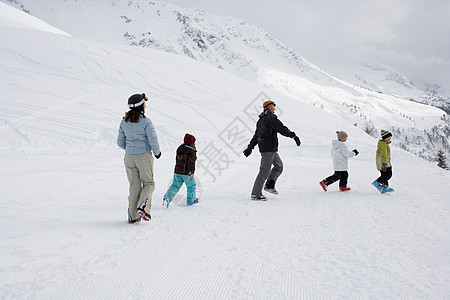 一家人在雪地里行走图片