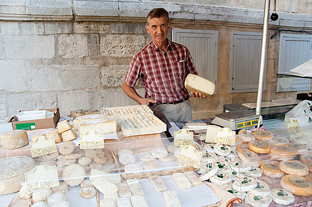 法国绵羊奶酪市场摊的男人图片